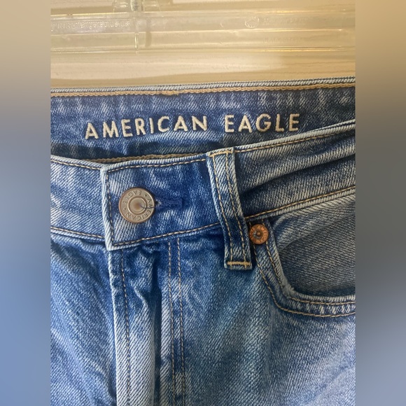 💙GREAT CONDITION💙 American Eagle | Size 4 | Strigid Mom Jeans | Worn Once - Picture 3 of 15